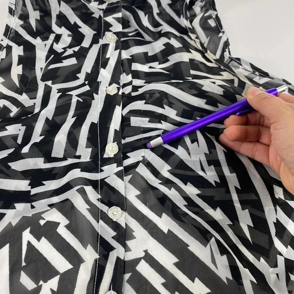 3/$15 Chevron black white geometric high neck sleeveless twist back top sz med - Picture 9 of 9